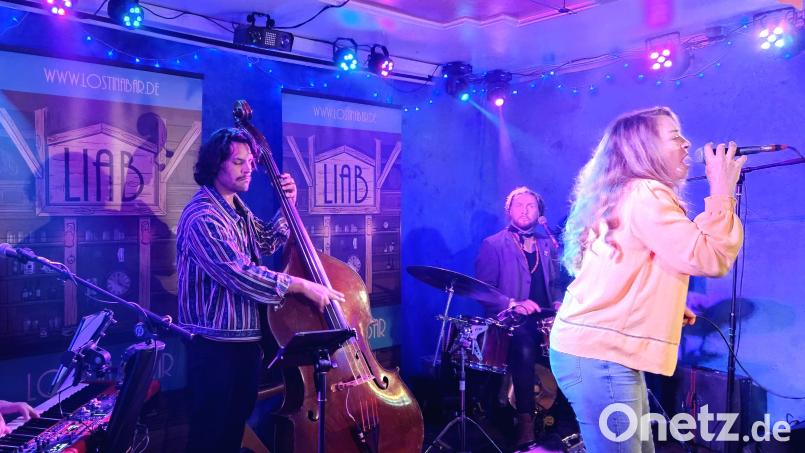 &quot;Lost in a Bar&quot; auf der &quot;Live Stage&quot;: Trotz großer Konkurrenz durch das Volksfest kamen zahlreiche Besucher ins &quot;Parapluie&quot;. Die Band hatte keine Probleme, das Publikum mitzureißen. Bild: uz