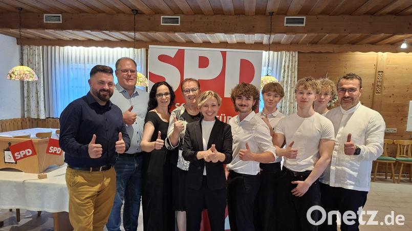 Michaela Treml (Mitte) tritt als Kandidatin für das Bürgermeisteramt in Püchersreuth an. Unterstützung erhält sie dabei von den Bürgermeistern Sebastian Giering und Thorsten Hallmann, Stellvertretender Landrätin Karolina Forster, SPD-Ortsvorsitzender Maria Sauer sowie natürlich von den vier Söhnen und Ehemann Marko (von links). Bild: prh