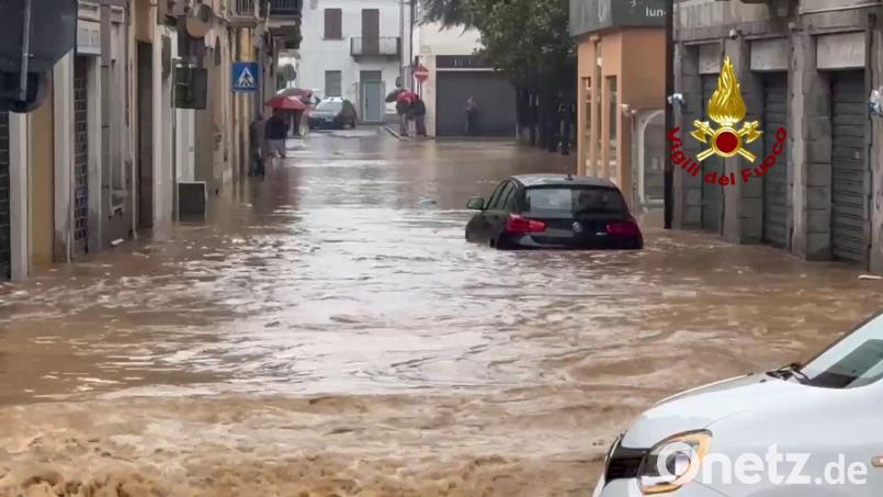 In der Stadt Cabiate zwischen Mailand und dem Comer See fließt das Wasser kniehoch durch die Straßen. Bild: -/Vigili del Fuoco/dpa