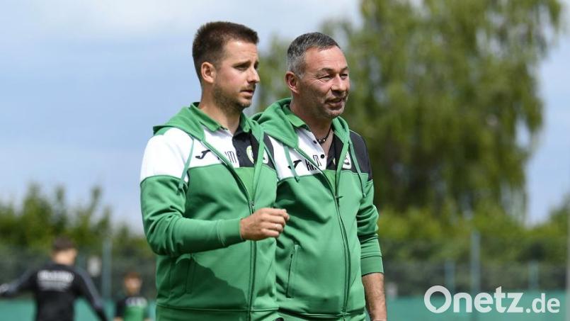 Matthias Männl (links) und Ralf Müller vom SV Mitterteich II müssen nach dem Gastspiel in Weißenstadt eine bittere 0:3-Pleite aufarbeiten. Archivbild: Thomas Schrems