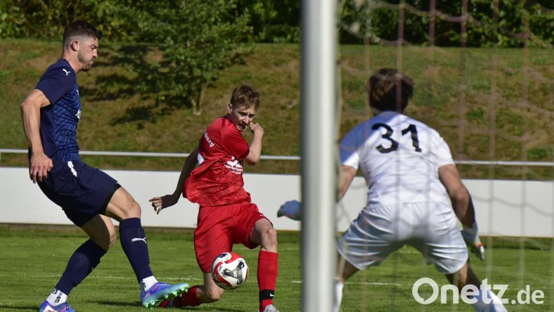 Patrick Bauer (Mitte) vom TV Nabburg fand mit dieser scharfen Hereingabe keinen Mitspieler, der vollstrecken konnte. Der TV unterlag zu Hause dem SV Schwandorf-Ettmannsdorf mit 0:1. Bild: ham
