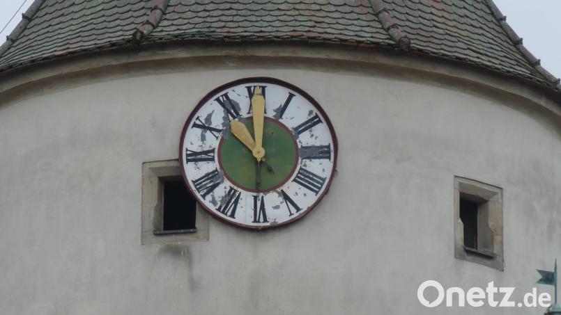 Seit Freitag, 11 Uhr, zeigt die Turmuhr von St. Laurentius den Eschenbachern wieder die Zeit an. Bild: rn