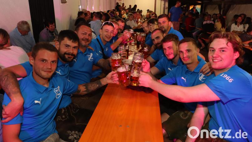 Das Team der neugegründeten Herrenmannschaft des SV Vilshofen feierte am Sportheim nicht nur die 42. Kirwa, sondern auch die sportlichen Erfolge in der B-Klasse Süd. Bild: mrr