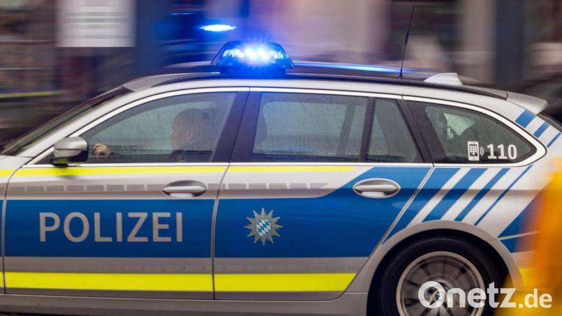 Der Polizei zufolge war es eine größere Gruppe, die die Israel-Flagge mit Feuerwerk beschossen hatte. (Symbolbild) Bild: Peter Kneffel/dpa