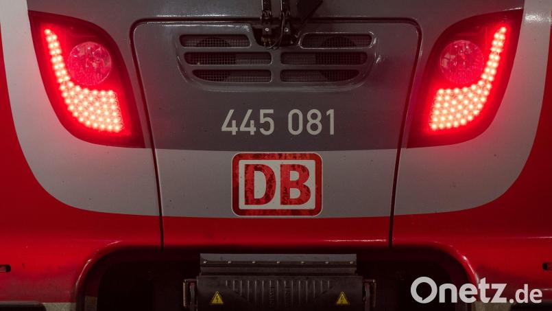 Die typisch rote Farbe der Regionalzüge wird auf einer Strecke Pegnitztal vorerst nicht mehr zu sehen sein. (Symbolbild) Bild: Peter Kneffel/dpa
