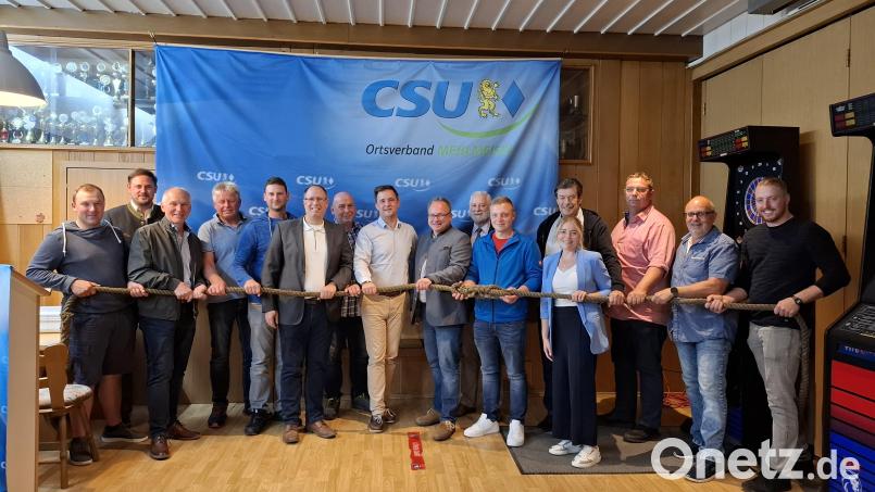 Die Gemeinderatskandidaten (es fehlen Johannes Höss und Ersatzkandidat Winfried Prokisch) mit stellvertretendem Kreisvorsitzenden der CSU Bayreuth-Land und Bürgermeister von Fichtelberg Sebastian Voit, zweiter von links, zweitem Bürgermeister und CSU-Ortsvorsitzendem Johannes Geisler, sechster von links, Landratskandidat Dr. Lars Peetz, achter von links, Bürgermeisterkandidat Alexander Pscherer, neunter von links. Bild: Monika Rauch