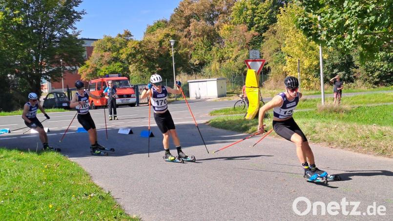 Hier lag der spätere Sieger Finn Hoffman vom WSC Erzgebirge Oberwiesenthal noch auf Rang drei. Im Zielsprint setzte er sich danach mit 0,2 beziehungsweise 0,4 Sekunden vor seinen Kontrahenten durch. Bild: Andrea Pugner/SCMK Hirschau