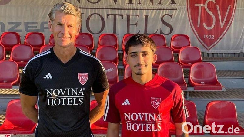 TSV-Trainer Hendrick Baumgart (links) heißt Luciano Pinola beim TSV Kornburg willkommen. Bild: TSV Kornburg