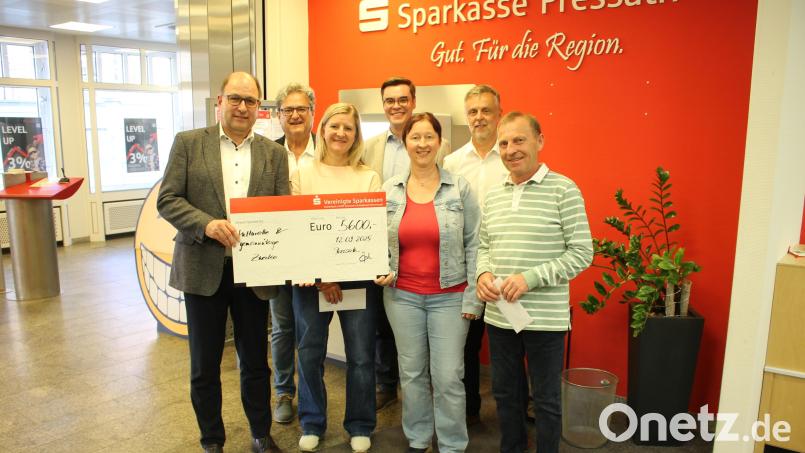 An vier um die Bildungsarbeit für junge Menschen verdiente Institutionen übergaben die Vereinigten Sparkassen Spenden von insgesamt 5600 Euro. Links Vorstandsmitglied Johann Zach, Vierter von links Filialdirektor Michael Schelkshorn. Bild: Bernhard Piegsa