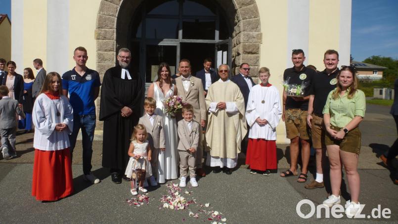 Nach dem Auszug strahlen Andreas und Annalena Krügelstein mit der Sonne vor Glück. Nach Kirwaverein und TSG folgte die Gratulationscour der 84 Hochzeitsgäste, unter ihnen der große Freundeskreis des Brautpaars. Bild: bk