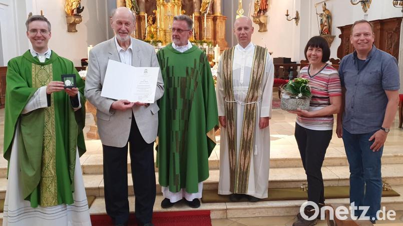 Stadtpfarrer Thomas Kopp verlieh die Bischof-Sailer-Medaille an Reinhard Paetzolt (von links). Zu den Gratulanten gehörten Guardian Pater Stanislaus, Pater Rafau, Gesamt-Pfarrgemeinderatssprecherin Linda Schmauß und Kirchenpfleger Michael Kippes. Bild: mas