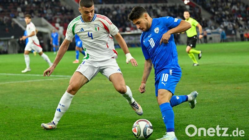 Israels Fußballer um Manor Solomon (r) sollen nach dem Willen von UN-Experten von internationalen Turnieren ausgeschlossen werden. Bild: Denes Erdos/AP/dpa
