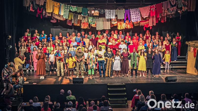 Chor, Solisten und Live-Band begeistern beim Afrika-Musical &quot;Winnie&quot; in der ausverkauften Schwarzachtalhalle. Komponistin Steffi Heelein begleitet am E-Piano. Bild: Heelein