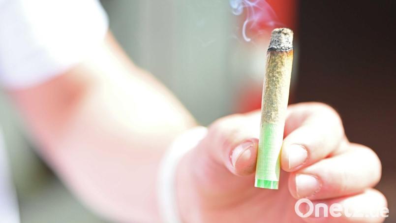 Junge Erwachsene greifen einer neuen Studie zufolge häufiger zu Cannabis als früher. (Illustration) Bild: Michael Brandt/dpa