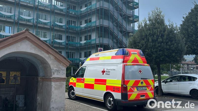 Rettungssanitäter vom BRK Weiden holten den verunglückten Urlauber vom Krankenhaus Meran ab und brachten ihn ins Universitätsklinikum Regensburg. Bild: BRK Weiden