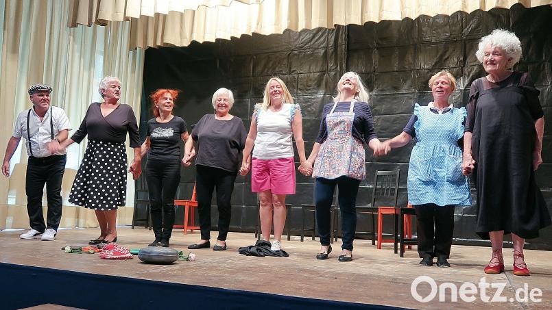 Viel Applaus erntete die Theatergruppe „Überholspur“ aus Südtirol bereits einmal in der Friedenfelser Steinwaldhalle. Die Leitung des neuen Theaterstücks „Unerhört“ hat erneut Maria Thaler Neuwirth (Vierte von rechts). Archivbild: bsc