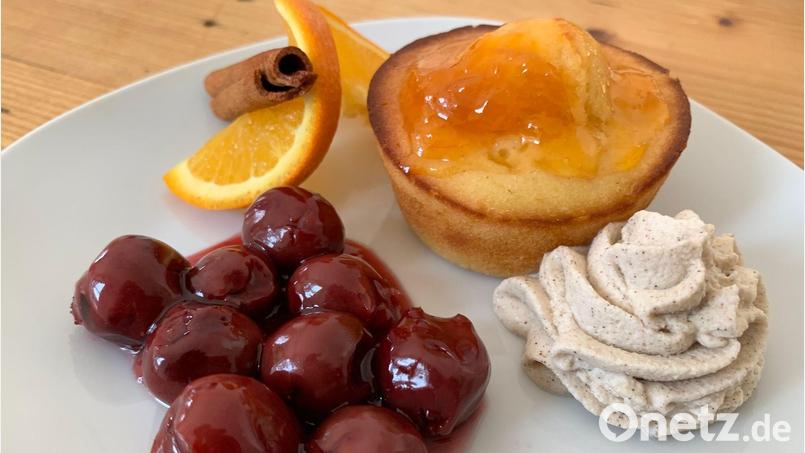 Savarin mit Kirschragout und Zimtsahne nach dem Rezept von OWZ-Küchenchef Michael Schiffer. Bild: Michael Schiffer
