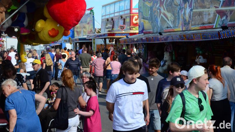 Am Sonntagnachmittag lockte das schöne Wetter die Besucher zum Volksfest. Bild: Kunz