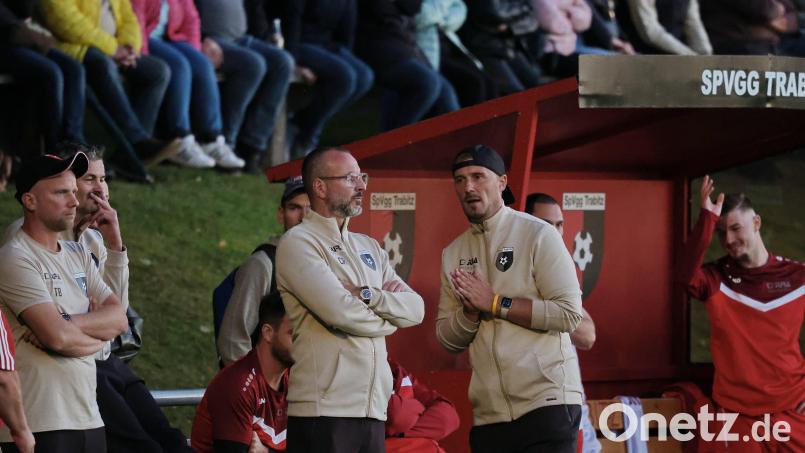 Daniel Käß (vorne rechts) ist nicht mehr Teil des Trainerteams der SpVgg Trabitz. Thomas Baier (links) hat künftig alleine das Sagen. In der Mitte beobachtet Sponsor Christian Recht das Geschehen. Archivbild: Dieter Jäschke