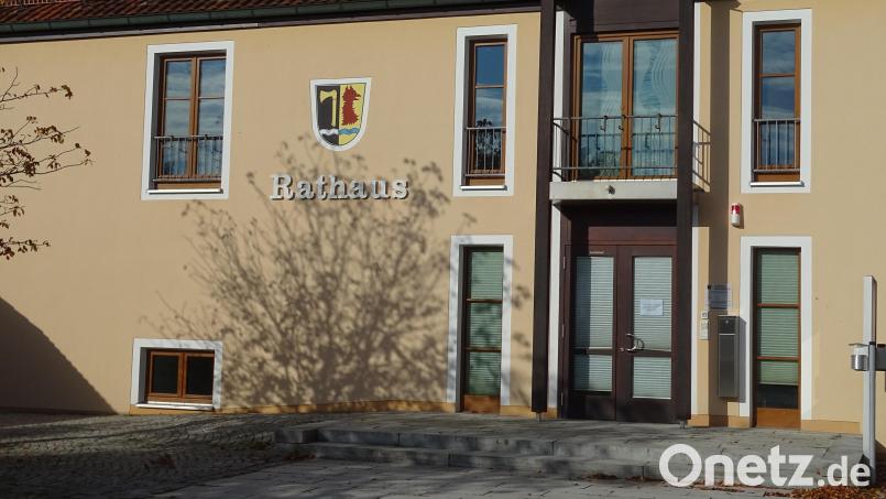 Wer wird Chef im Rathaus der Gemeinde Fensterbach? Die Entscheidung fällt am kommenden Sonntag, wenn rund 2000 Wahlberechtigte die Möglichkeit haben, einen neuen Ersten Bürgermeister zu bestimmen. Bild: Houschka