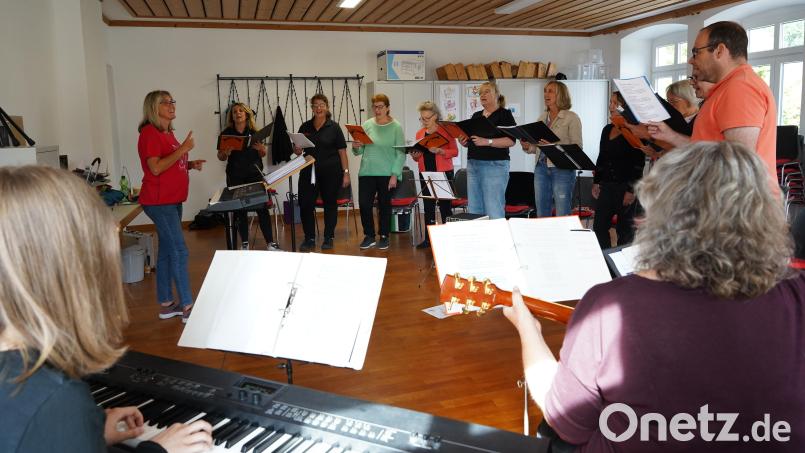 Seit Ende Mai übt Andrea Kick mit den Sängerinnen und Sängern sowie Instrumentalisten die Lieder ein, die beim Hoffnungssingen am 12. Oktober zu hören sein werden. Bild: kaz