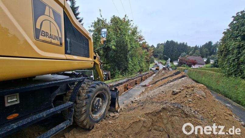 Am Reiserdorfer Berg ist derzeit wegen des Baus einer neuen Wasserleitung kein Durchkommen. Die Kosten für den neuen Straßenbelag teilen sich Störnstein und Neustadt/WN. Bild: ui