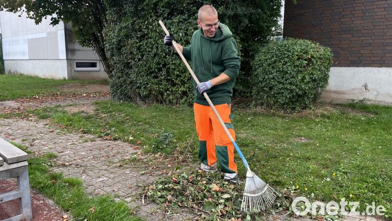 Pflegearbeiten, wie Laub rechen, zählen zu den alltäglichen Aufgaben von Markus Braun. Er arbeitet seit dem Ende seiner Ausbildung im Pflegetrupp der Stadtgärtnerei Weiden. Bild: Ilias-Maurice Ziergiebel