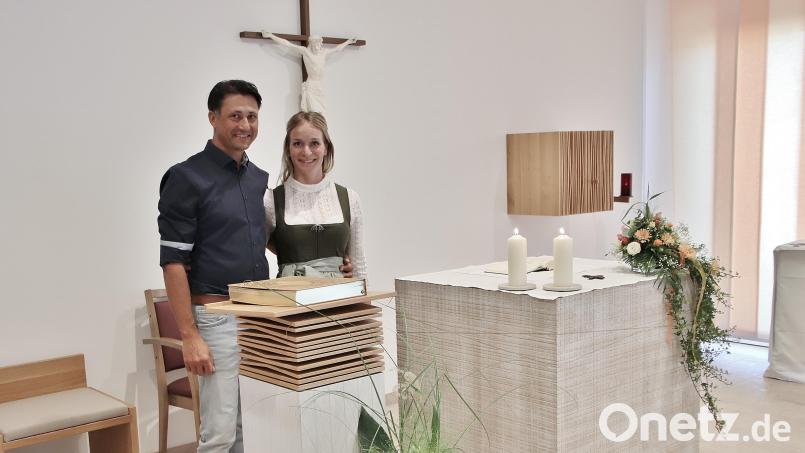 Der Fensterbacher Künstler Dominik Schleicher war zusammen mit seiner Frau Julia Ehrengast bei der Segnung der Hauskapelle des Regenstaufer Alten- und Pflegeheims der Caritas. Schleicher hat die liturgischen Orte der Kapelle geschaffen: Ambo (links), Altar (Mitte) und Tabernakel (rechts an der Wand). Außerdem stammt von ihm das Kreuz (im Hintergrund). Bild: Thomas Dobler