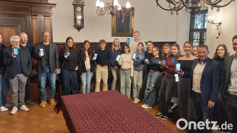 Stolz präsentieren die Schülerinnen und Schüler des letztjährigen P-Seminars ihre Arbeiten. Bild: Kunz