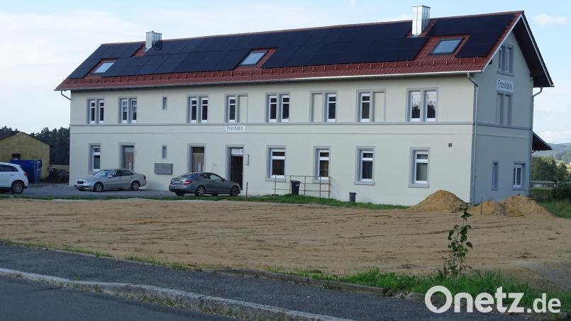 Die Wildnis ist verschwunden, jetzt sieht alles sauber aus vor dem durch private Hand sanierten Freihölser Bahnhof. Auf dem durch Bauhofbedienstete höhengleich planierten Gelände wird ein Kinderspielplatz entstehen. Bild: Houschka