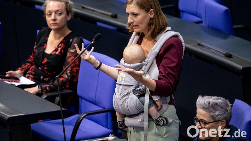 Die Grünen-Abgeordnete Hanna Steinmüller hat ihr Kind bereits in der Vergangenheit mit in den Bundestag genommen - nun nahm sie es erstmals mit ans Rednerpult. (Archivbild) Bild: Fabian Sommer/dpa