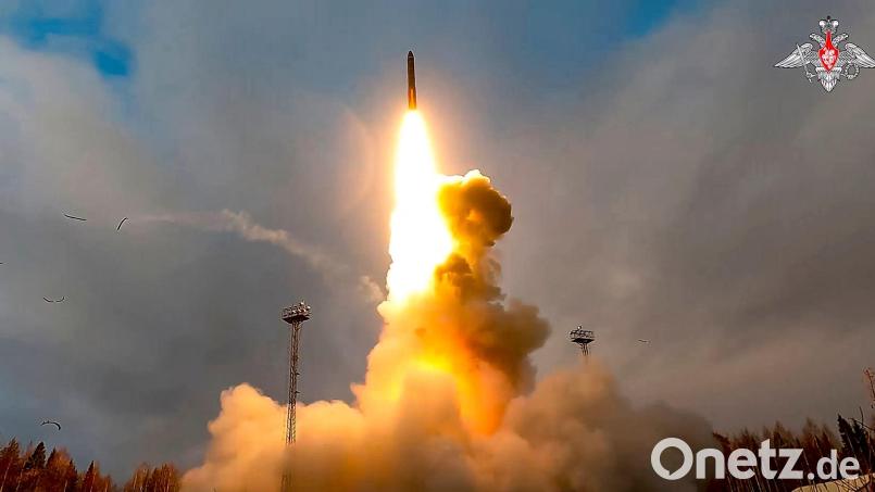 Russland ist bereit, sich ein Jahr lang weiter an die Begrenzungen seiner Atomsprengköpfe und Trägerraketen gemäß dem derzeitigen Abrüstungsvertrag New Start zu halten. (Archivbild) Bild: Uncredited/Russian Defense Ministry Press via AP/dpa