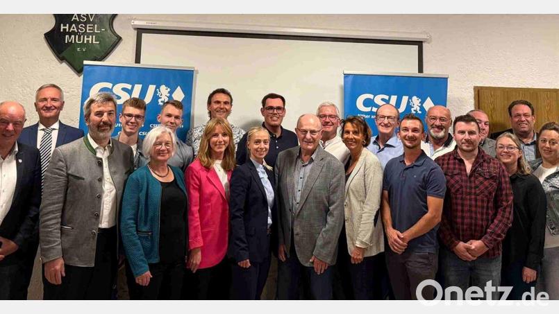 Die nominierten Kandidatinnen und Kandidaten des CSU-Ortsverbands Kümmersbruck für die Kommunalwahl 2026 mit MDL Dr. Harald Schwartz, Bürgermeisterkandidatin Elisabeth Gruber und Bürgermeister Roland Strehl. Bild: Tobias Birner/exb