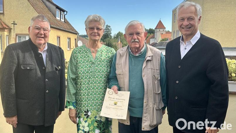 Die Glückwünsche zum 85. Geburtstag überbringen dem Jubilar Heinrich Deinzer (von rechts): Zweiter Bürgermeister Thorsten Grädler, Heinrich Deinzer, vom Schützenverein Vilseck Ingrid Schmer und Wolfgang Moll. Bild: Stefanie Gradl