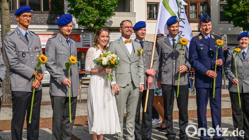 Umrahmt von Kollegen vom Bundeswehrkrankenhaus Ulm feiern Christian Steinkohl und Daiane Johann Hochzeit. Bild: Siegfried Steinkohl