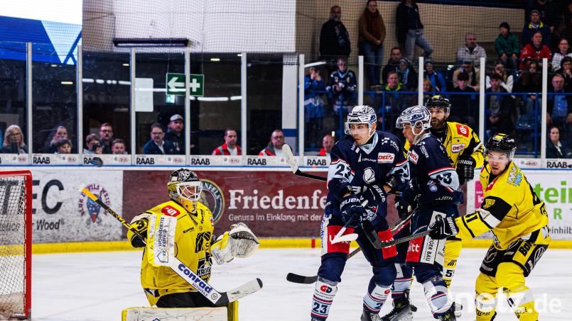 Im Play-off-Viertelfinale der Vorsaison trug Daniel Bruch (Zweiter von links) noch das Trikot der Blue Devils Weiden. Am Sonntag kommt er mit dem damaligen Gegner, den Krefeld Pinguinen, erstmals wieder zurück in die Oberpfalz. Archivbild: Werner Moller