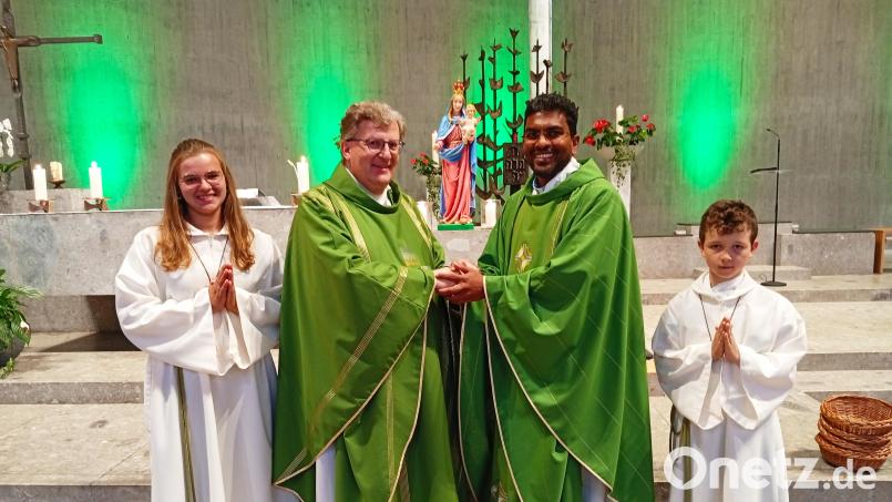 Flankiert von Ministranten begrüßte Stadtpfarrer Bernd Philipp (Zweiter von links) Pater Joseph in Waldershof. Er sicherte ihm die volle Unterstützung der Pfarrgemeinde St. Sebastian, der Expositur Mariä Heimsuchung Poppenreuth und der Filialkirche St. Michael in Lengenfeld zu. Bild: fpoz