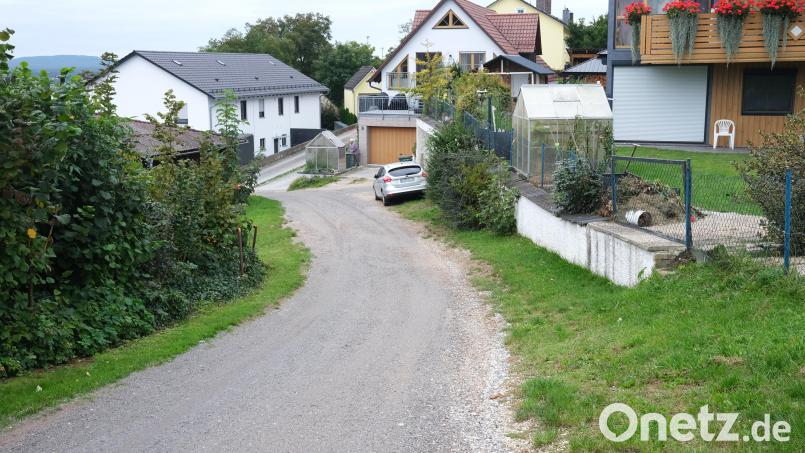 Die Dorfgasse in Traunricht wurde nie ausgebaut. Bei einer Erschließung würden die Anwohner zur Kasse gebeten. Bild: Hirsch