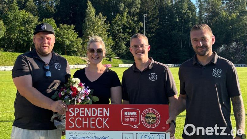 Daniel Schwab (von links), Susann Daubitz, Vincent Liebner und Bastian Diepold bei der Übergabe des symbolischen Spendenschecks. Bild: Vanessa Kade