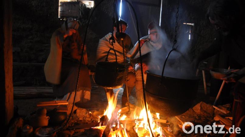 Am Lagerfeuer. Archivbild: Geschichtspark Bärnau-Tachov/exb