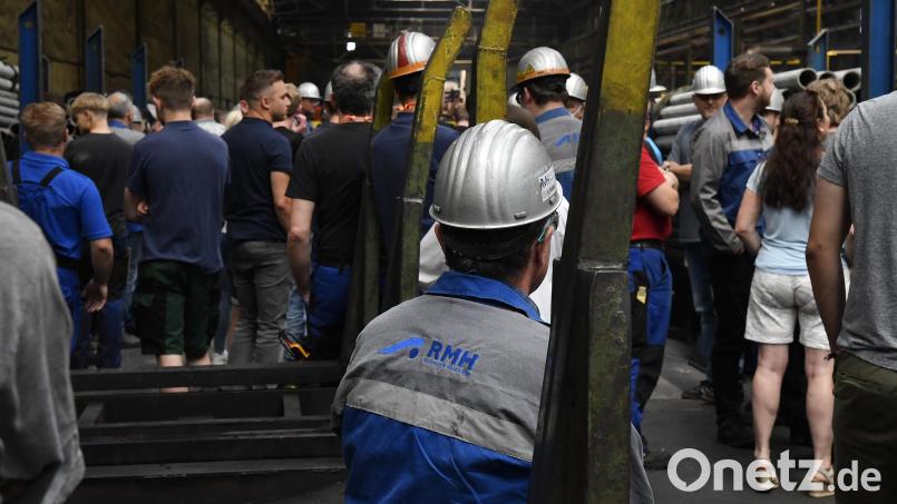 Fast alle Rohrwerk-Mitarbeiter, circa 270 an der Zahl, werden diese Woche gekündigt. Viele haben seit Jahrzehnten im Betrieb gearbeitet und tun sich schwer, sich einfach mal schnell einen neuen Job zu suchen. Archivbild: Petra Hartl