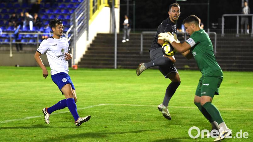 Torchance für Daniel Krlicka beim Weidener 3:1-Heimsieg gegen den Würzburger FV: Der Tscheche in Diensten der SpVgg SV Weiden will mit seiner Mannschaft in Cham Zählbares holen. Archivbild: Gerhard Büttner