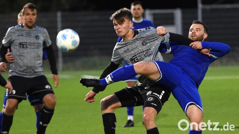 Stavros Smardenkas (rechts) und die SpVgg SV Weiden II konnten sich strecken, so viel sie wollten. Gegen die SF Ursulapoppenricht war am Mittwochabend nichts zu holen. Bild: Gerhard Büttner