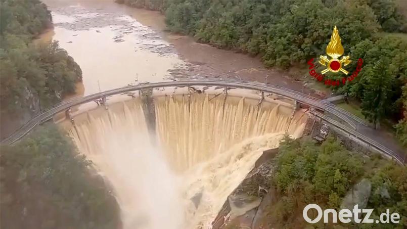 Das Standbild aus einem Video der italienischen Feuerwehr zeigt den Fluss Valla. Bild: Vigili del Fuoco/dpa