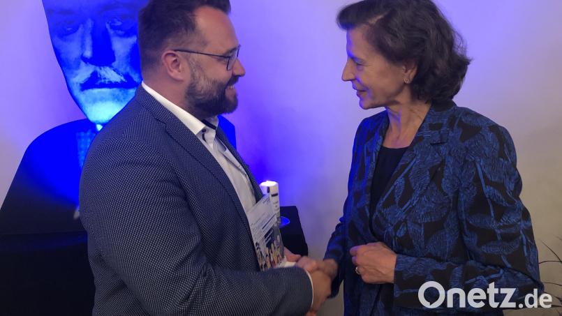 Über den 1. Preis für den Regierungsbezirk Oberpfalz, übergeben von Stiftungsvorstandsmitglied Barbara Schick, freute sich der Vereinsvorsitzende Matthias Grundler. Ein beleuchtetes Bild des Grafen von der Schulenburg war beim Festakt allgegenwärtig. Bild: wro