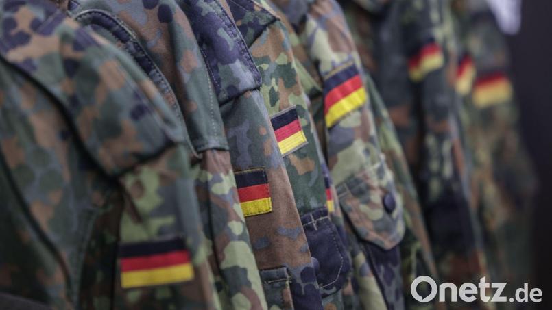 Laut Polizei trug der Bundeswehr-Soldat bei dem Angriff Uniform. (Symbolbild) Bild: Oliver Berg/dpa