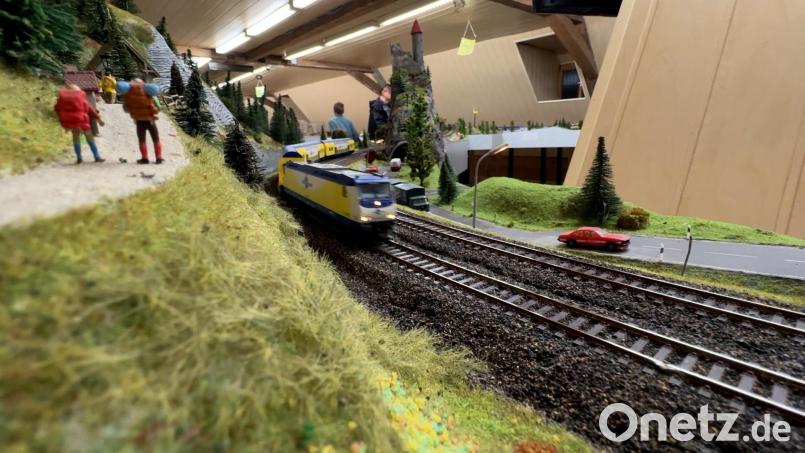 450 Meter Gleis sind auf der Modellbahnanlage verlegt - aber auch neben den Strecken tut sich einiges. Hier sind Wanderer unterwegs. Bild: Heike Unger