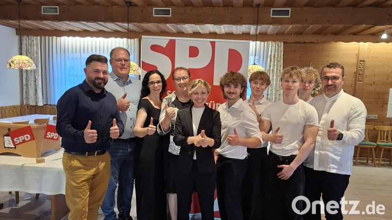 Michaela Treml (Mitte) tritt als Kandidatin für das Bürgermeisteramt in Püchersreuth an. Unterstützung erhält sie dabei von den Bürgermeistern Sebastian Giering und Thorsten Hallmann, Stellvertretender Landrätin Karolina Forster, SPD-Ortsvorsitzender Maria Sauer sowie natürlich von den vier Söhnen und Ehemann Marko (von links). Bild: prh