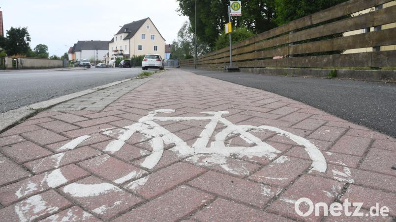 Laut Stadtratsfraktion Bündnis 90/Die Grünen ist die Bordsteinkante in der Mooslohstraße zu hoch. Außerdem gleiche der Fahrradweg einer Buckelpiste. Archivbild: Gabi Schönberger