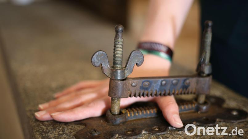 Eine Daumenschraube kann in der Fronfeste besichtigt werden. Das Folterinstrument befindet sich in der Torturkammer. Bild: Mareike Schwab
